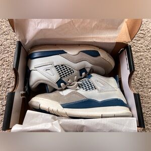 Jordan retro 4 boys blue and white size 10c with box